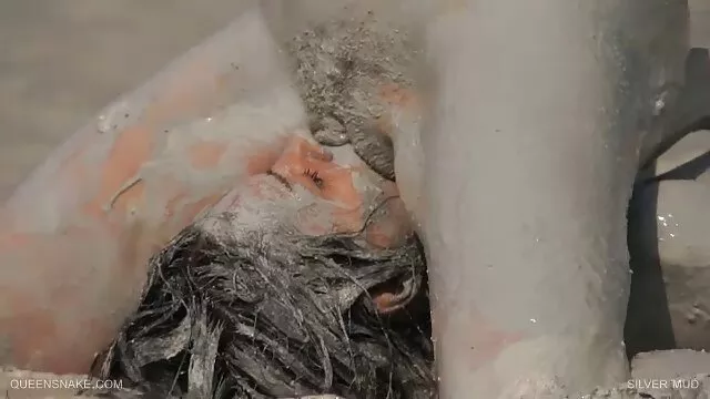 Zingara con anelli e orecchini succhia il cazzo di un ragazzo russo video porno molto hard