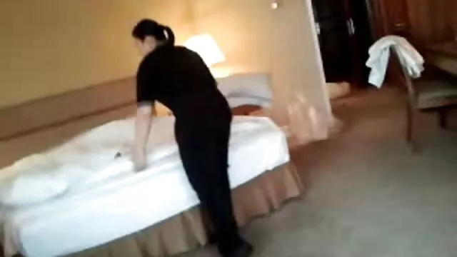 Scopata cameriera in guanti di gomma dopo pompino video hard con animali in camera