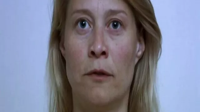 Ragazza indossa i pantaloni durante la masturbazione anale macchina video hard ferilli del sesso