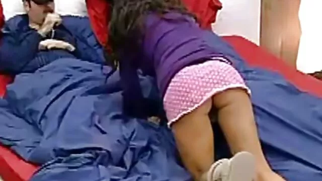 MILF spruzza la folla in video hard nonne pubblico