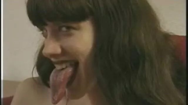 Hot Tinka video hard badante vibra la sua figa e succhia il cazzo.MP4