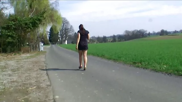 Ragazza donne in carne hard egiziana scopata da dietro e girato in video il fratello maggiore del marito