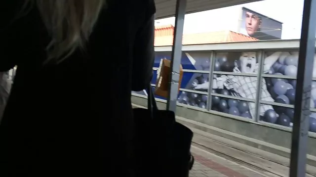 Puppet si spoglia come tutte le attrici porno italiane un enorme Negro scopa la moglie con una bruna con i capelli lunghi