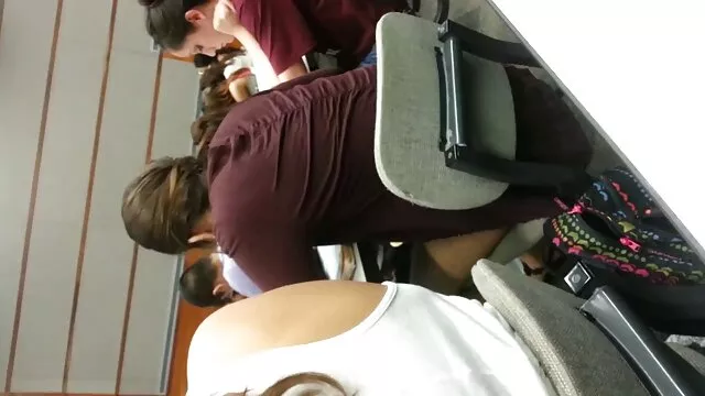 Calvo Midget si video hard cavalli infila le dita in una calda vagina