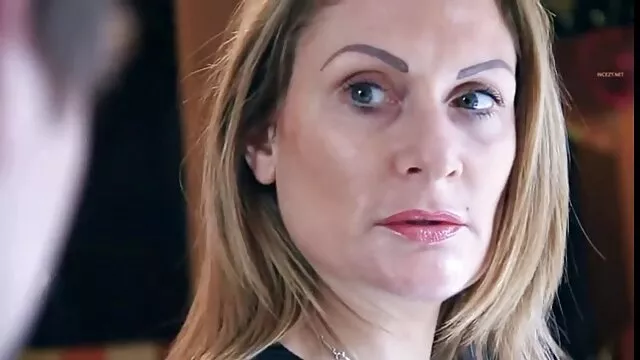Il ginecologo priscilla salerno video hard ha infilato gli strumenti nella figa di una donna matura