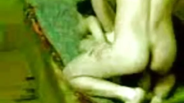 Skinny Ragazza Asiatica scopata se stessa con dildo in bagno piccole donne hard pubblico