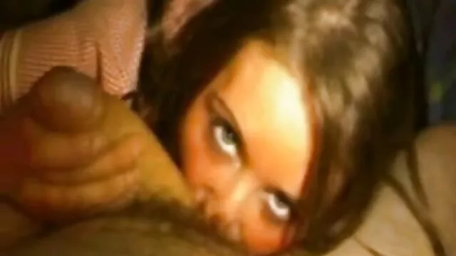 Bella bionda si siede culo stretto su un video hard con animali grosso cazzo nero