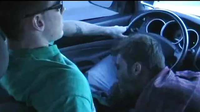 L'uomo accarezza la figa nuda di video hard di donne una bionda in metropolitana