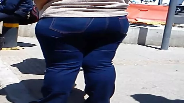 Colombiano MILF divertirsi con tette enormi e culo video hard di mature davanti a webcam