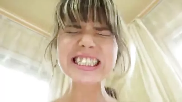 La ragazza caga su un piatto sotto la gonna hard di un grosso mucchio di merda e lo prova