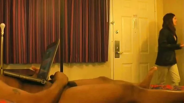 Nero regista accarezza MILF per le tette mentre lei scopa video hard di maurizia paradiso con l'attore