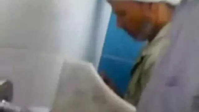 Ragazza araba in sciarpa fa moana pozzi video hard gratis pompino a un ragazzo in ginocchio