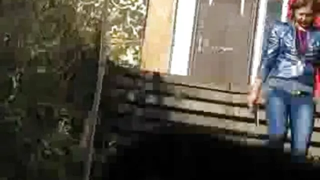 Muscoloso ebano incorniciato film hard di lesbiche bionda per la sua guancia e inserito curvo ebano in stretta figa
