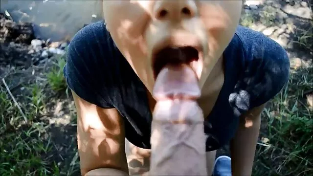 Ragazza asiatica in cabina massaggia un grosso cazzo con la bocca e la figa video hard di donne con animali