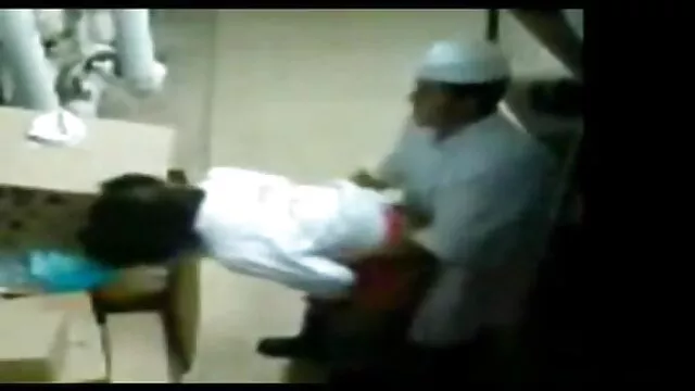 Ragazza con piercing al naso fa un grande pompino ad un amico davanti alla video hard di attrici famose telecamera