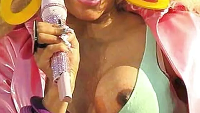 La donne magre hard nonna dai capelli grigi di 60 anni si masturba in bagno da sola