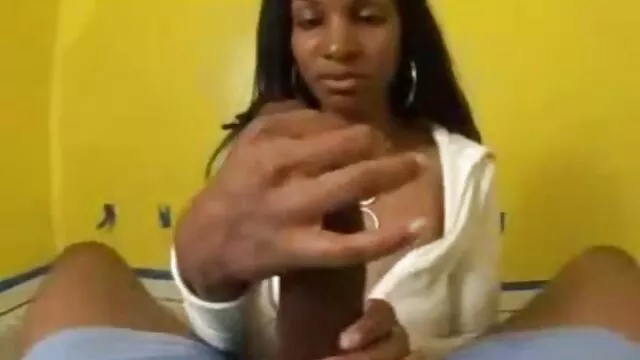 Ragazza in calze succhia cazzo video hard badante piccolo e gioca la lingua con il cazzo