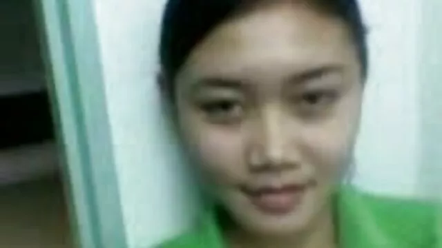 Bella bionda si leva in piedi sopra il Water e fa la pipì in esso migliori siti porno mature
