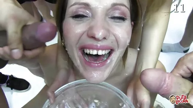 Bella bruna ha succhiato il suo ragazzo e ha preso il suo cazzo nell'ano sul video hard massaggi cinesi tavolo della cucina