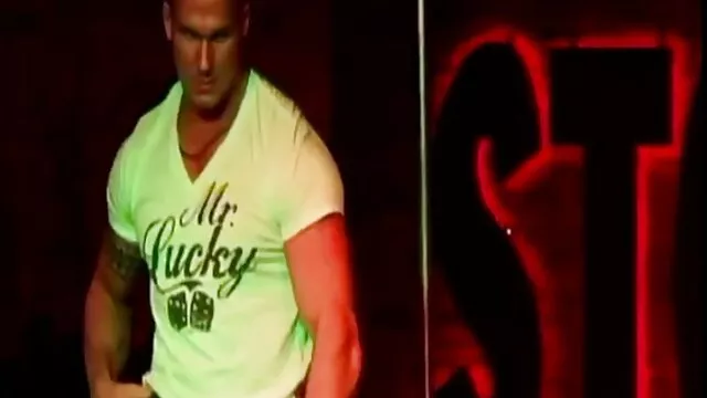 Oliato la mano con olio e infilato nella alessandra schiavo video hard Figa-Fisting